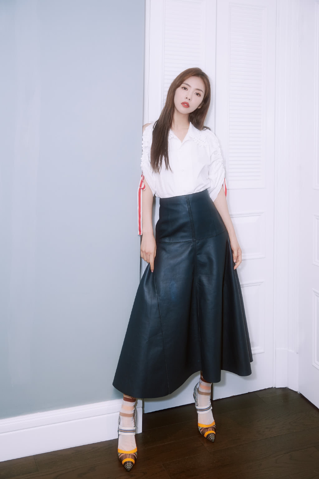 蔡文静显示超模气场整体造型大气时尚表情精湛