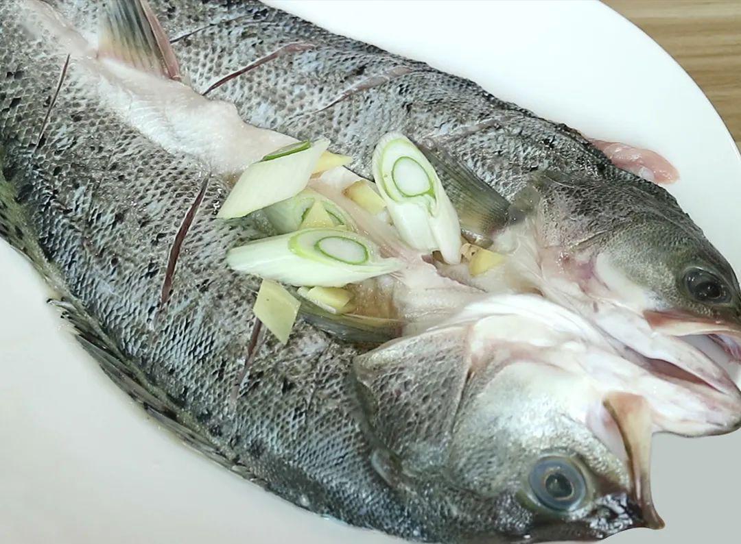 1,鲈鱼洗净去内脏后开背改花刀.加入葱姜,料酒,盐腌制半小时.