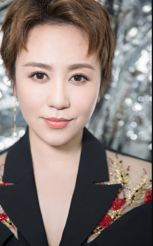 马丽虽剪短发,穿西服搭配半身裙依然女人味十足,十分的高级_造型