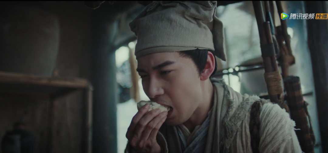 和87版一样,宁采臣的第一顿食物都是一个馒头.