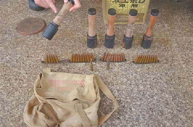 手榴弹也叫手雷,在中国的手榴弹装有木柄,这种武器看起来不咋样,但却