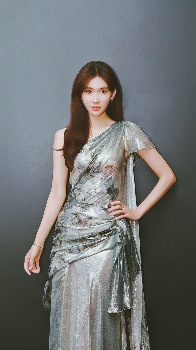 林志玲露背礼服现身,姐姐的背宛如保加利亚的玫瑰