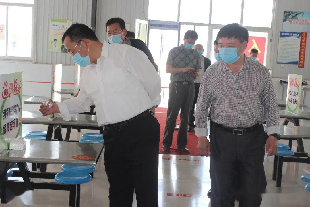 五一假期郑景华局长到职业中专检查工作