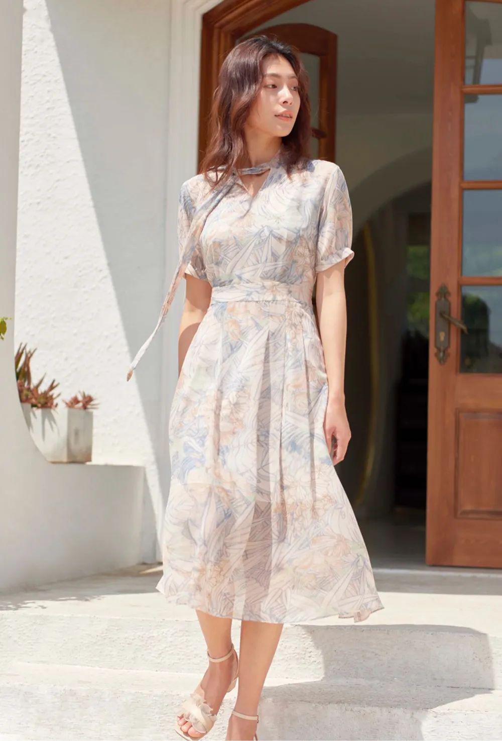 浅秋新品印花连衣裙开启夏日度假之旅