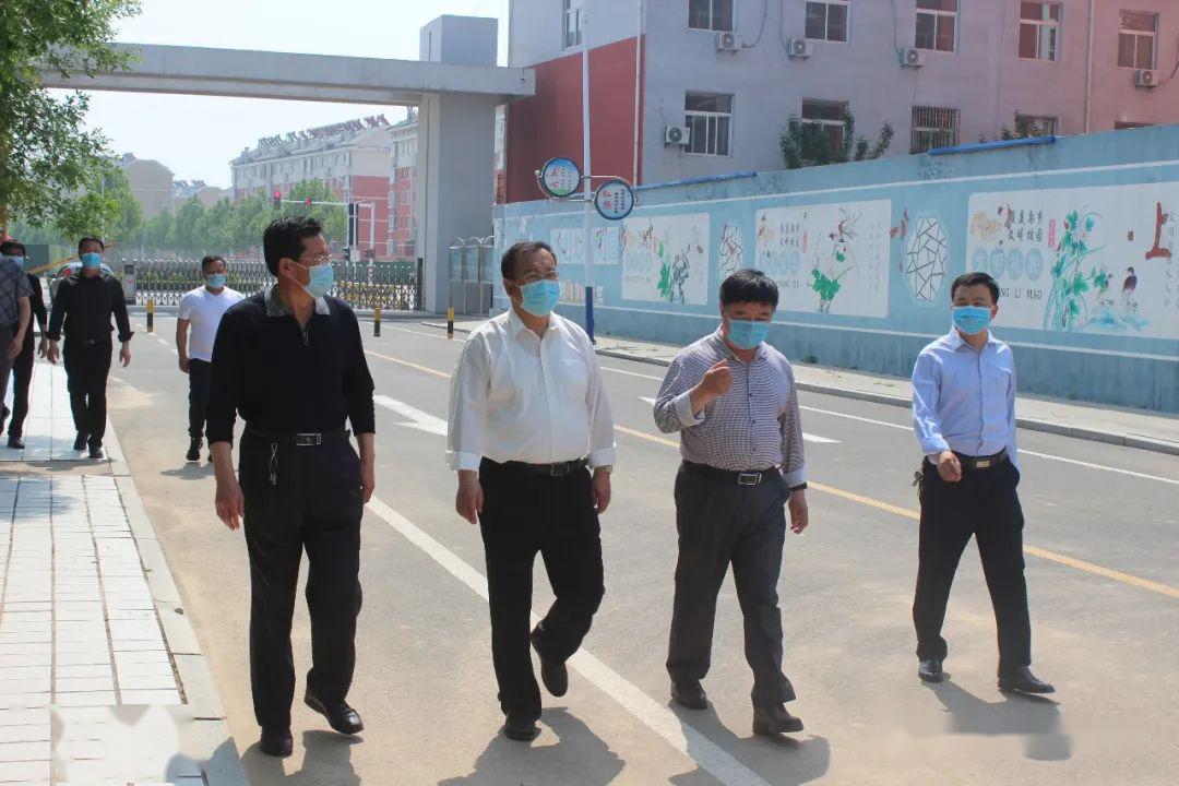 五一假期郑景华局长到职业中专检查工作