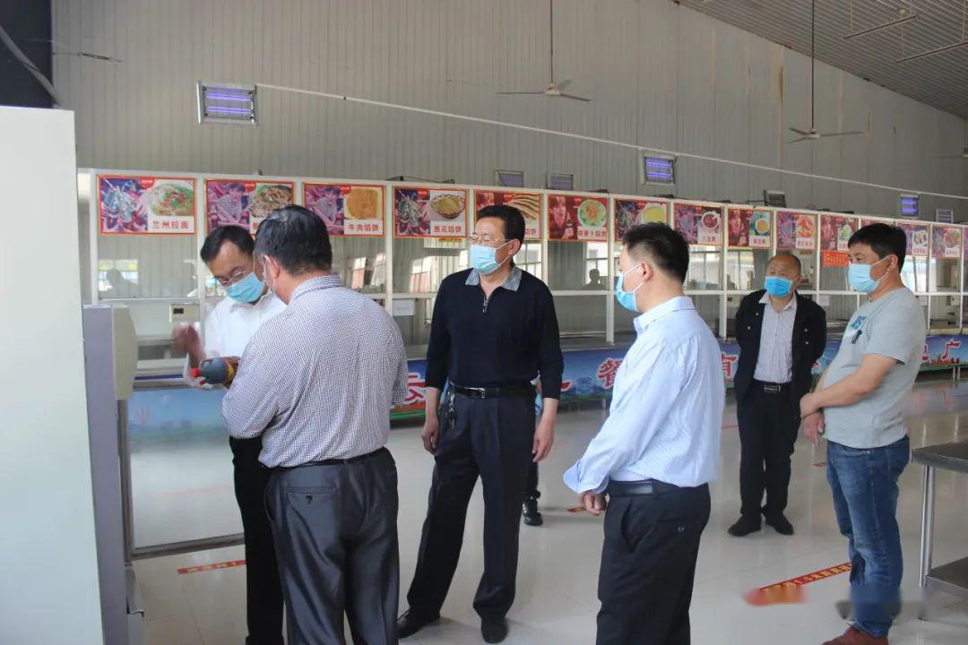 五一假期郑景华局长到职业中专检查工作