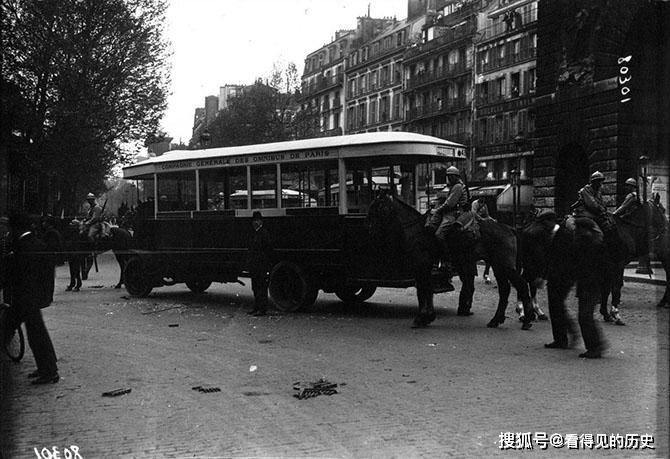 原创老照片1920年法国巴黎的五一劳动节工人走上街头遭到警察镇压
