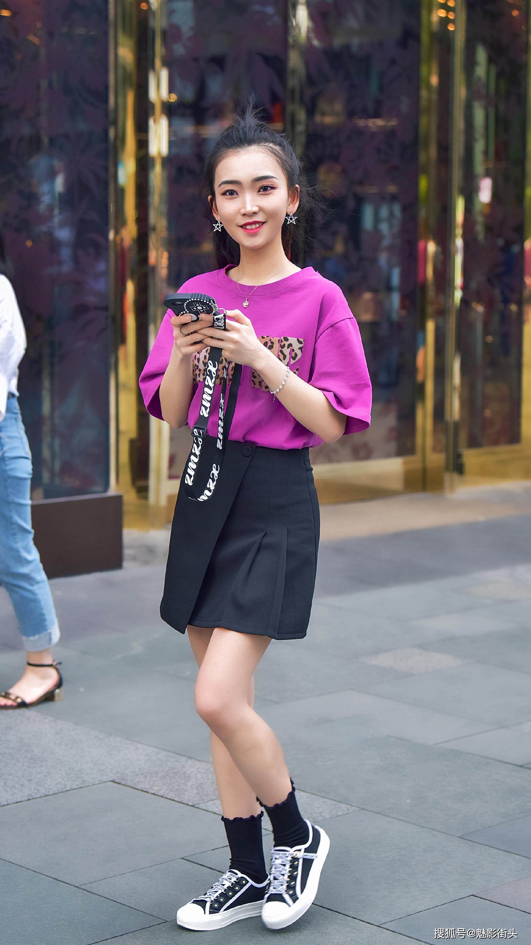 初夏时节,选择帆布鞋的小女生,穿出休闲风格,凸显青春活力感