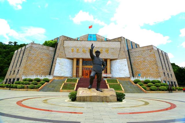 坐落在百色市后龙山的百色起义博物馆能为我们带来中国苦难时期的回忆