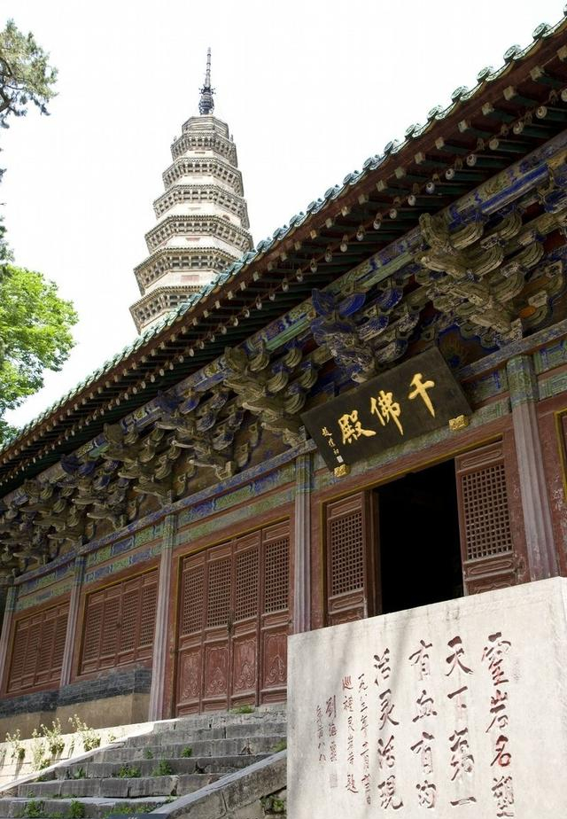 千佛殿,位于立雪亭后面,是寺内最后一进大殿.