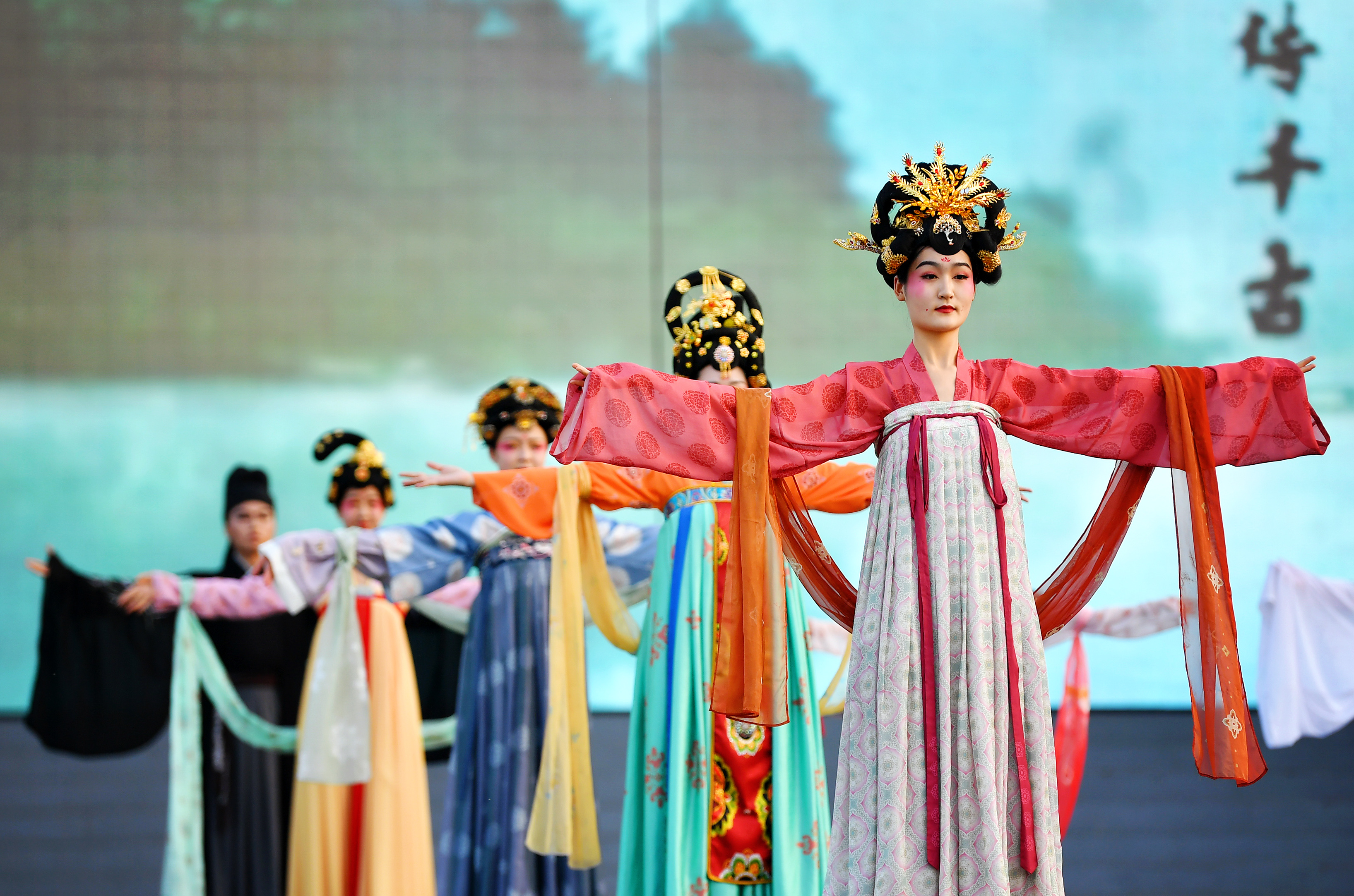 当日,一场华服走秀在陕西省西安市大唐不夜城举行,演员身着唐风服饰