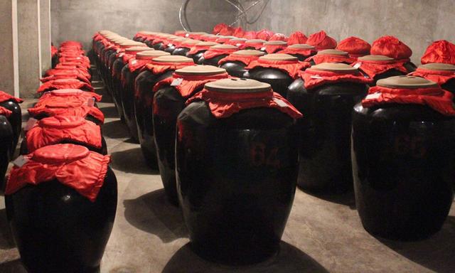 大型酿酒机器酿造的纯粮酒想越陈越香,这1点很重要!_酒糟