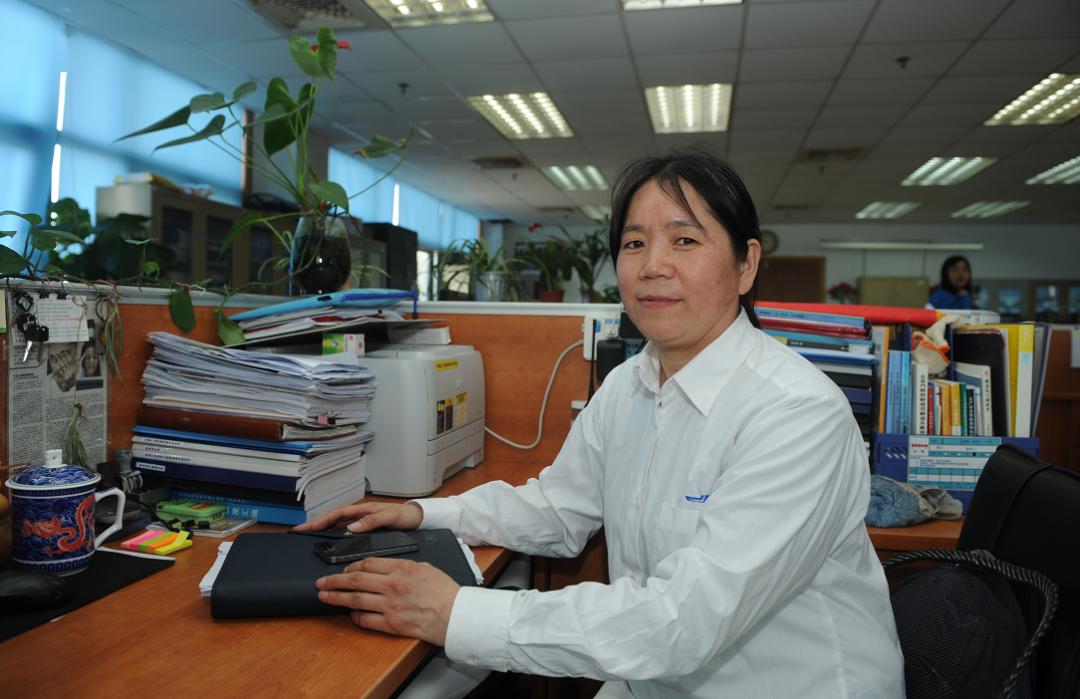 从勤杂工到劳模1998年,24岁的朱瑞霞将出生不久的孩