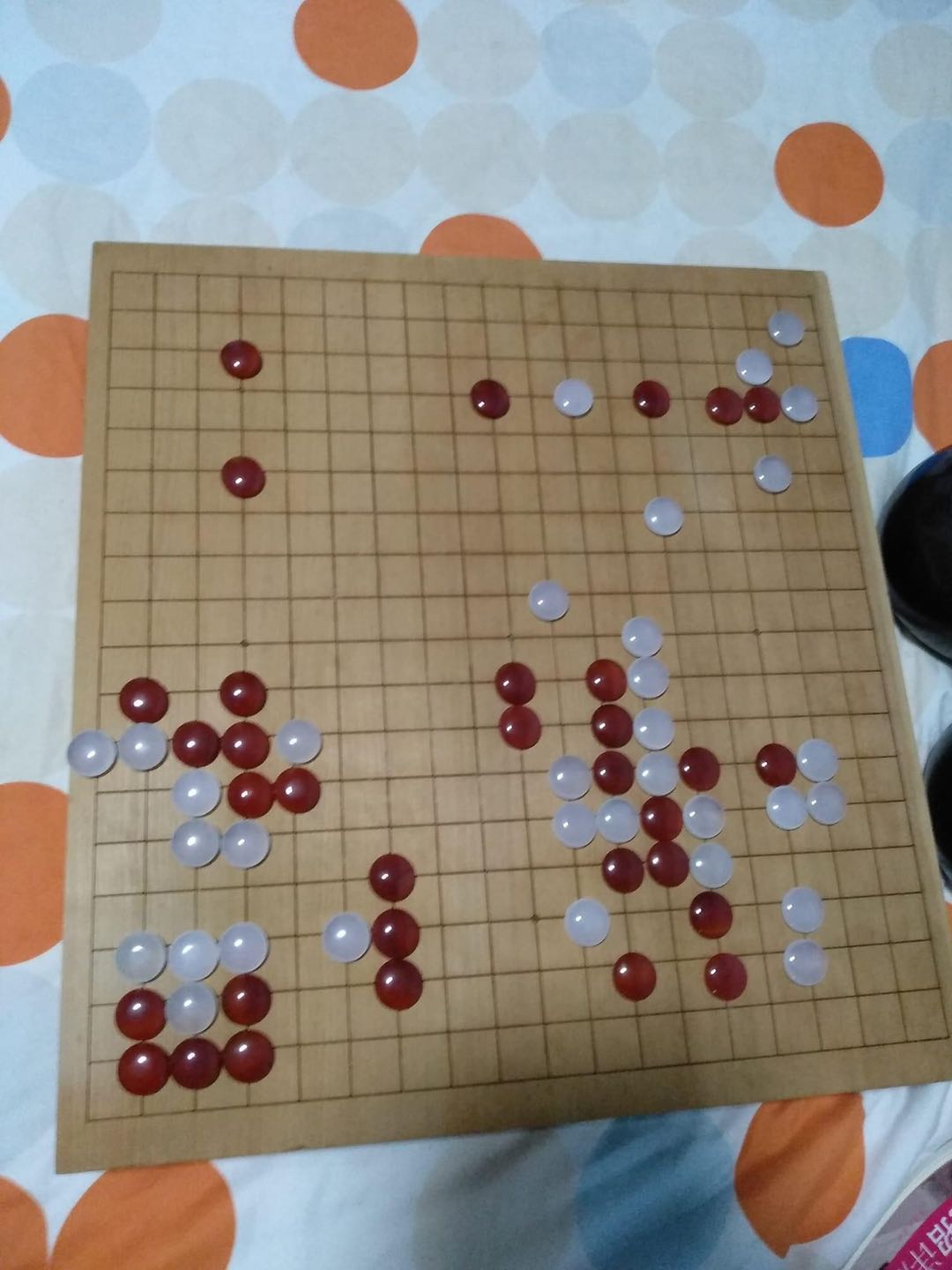 这位棋手将围棋"玩"出了新花样1,日本的一位棋手手工制作了一套围棋