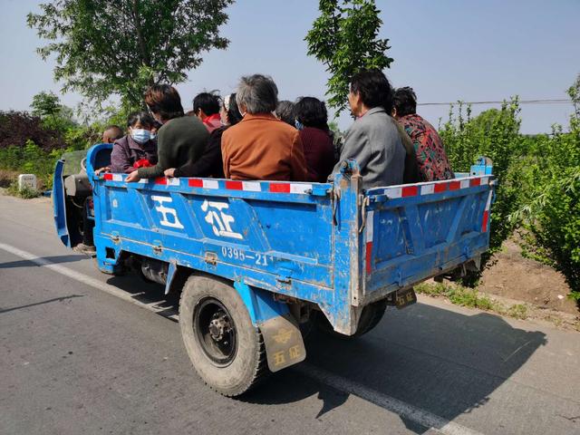 临颍一个真敢拉一群真敢坐这辆三轮车上竟然装了17位老人