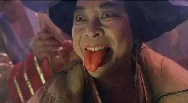 新版的树妖姥姥是刘少强演的,仍然是男扮女装,依然是雌雄同体.