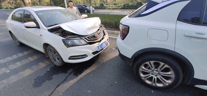 领克01马路遭吉利帝豪追尾,同出师门,"受教育程度"怕是暴露了