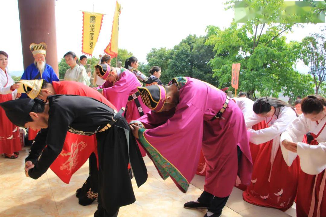 其乐融融活动结束,大家都纷纷合照留念,随着古代祭祀礼仪普及越来越少