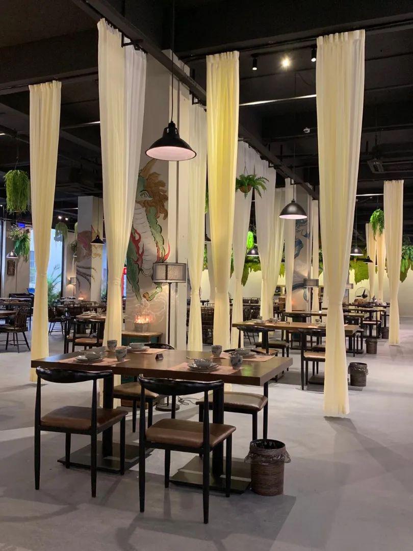 桌与桌之间用轻盈的纱幔做隔断,放下来就自成一个隐蔽的小世界.