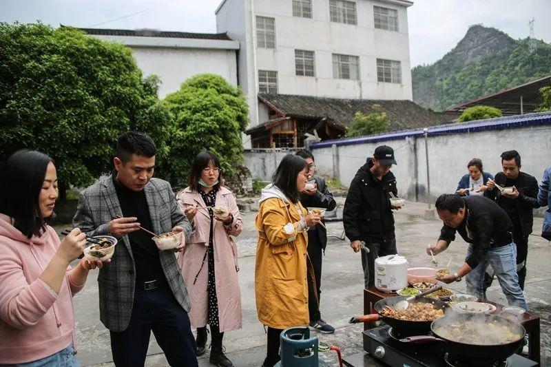 01姜丽波(中)到颗砂乡新寨村,督促指导脱贫质量回头