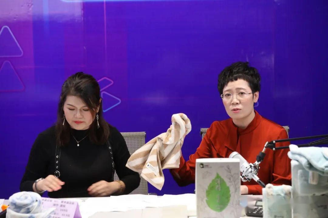 4月29日晚上8点,在高阳县瑞春纺织公司纺织大厅,常务副县长蒋东方走进