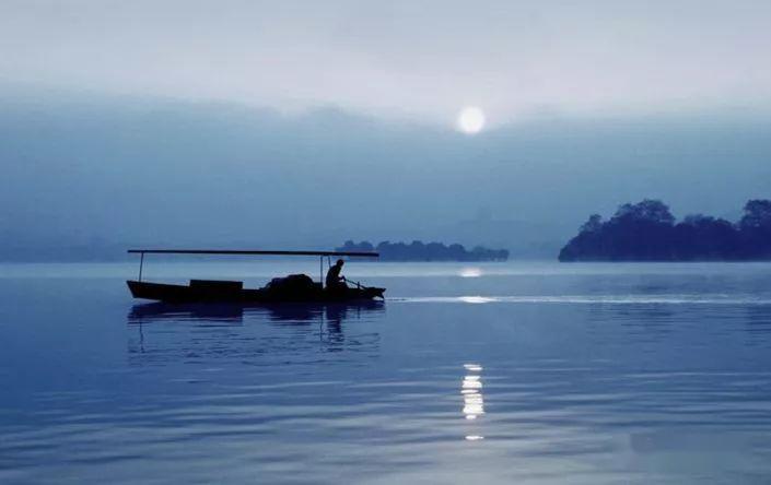 小船小桥的旁边是那弯弯的小桥弯弯的月亮下面有一个弯弯的月亮遥远的