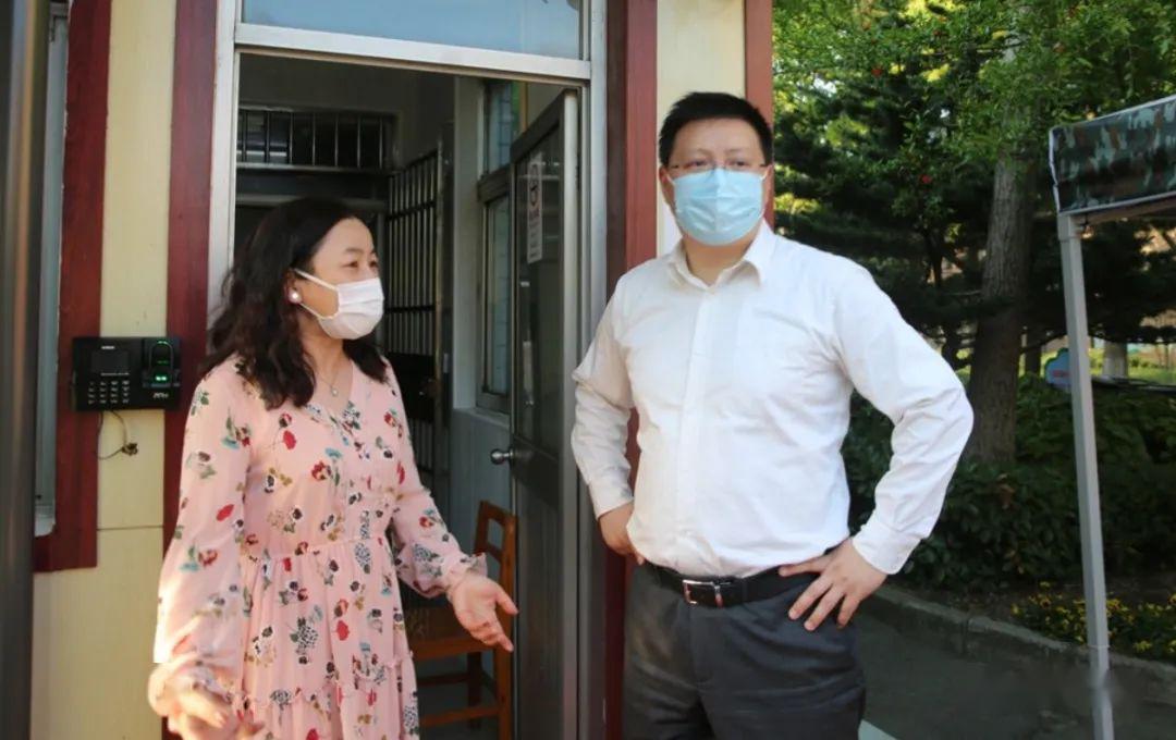 颛桥镇镇长李小山一行莅临北桥中学指导疫情防控工作