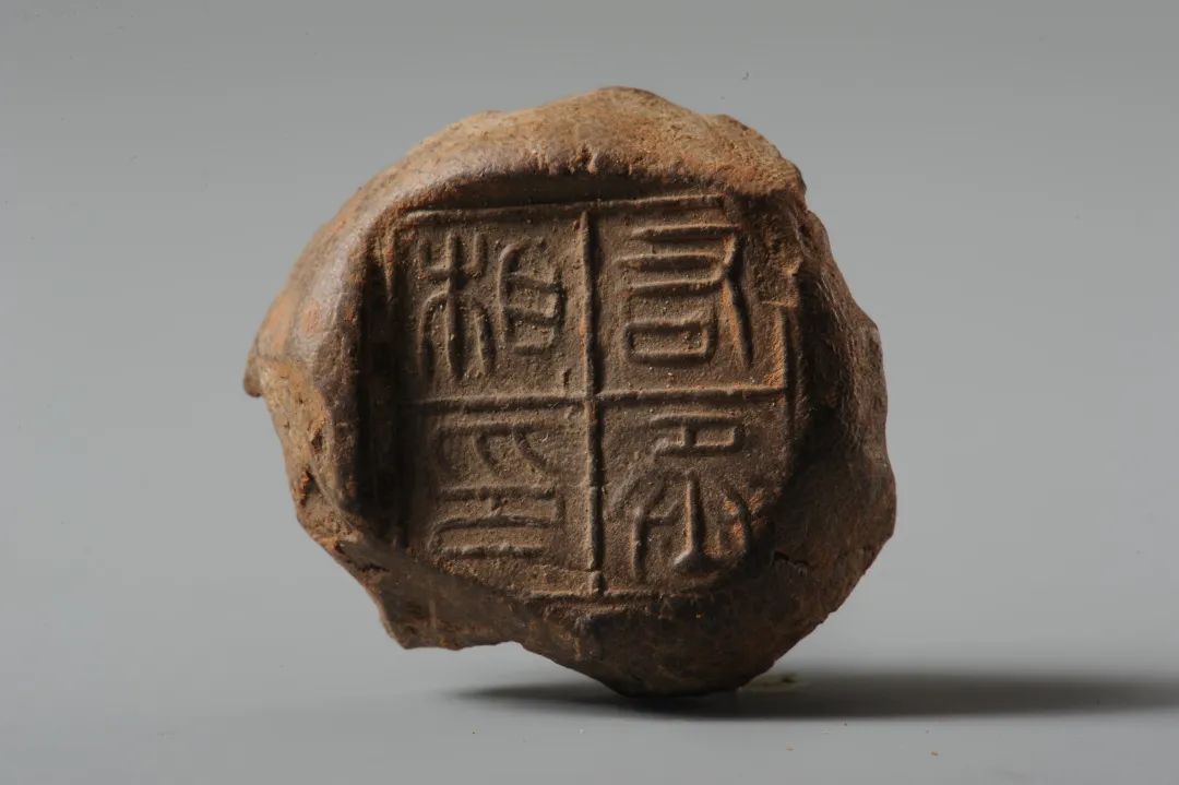 秦封泥所见的有"丞相之印"左丞相印"右丞相印,秦以左为上,左右丞相
