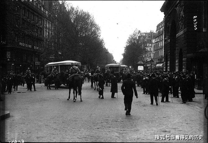 原创老照片1920年法国巴黎的五一劳动节工人走上街头遭到警察镇压