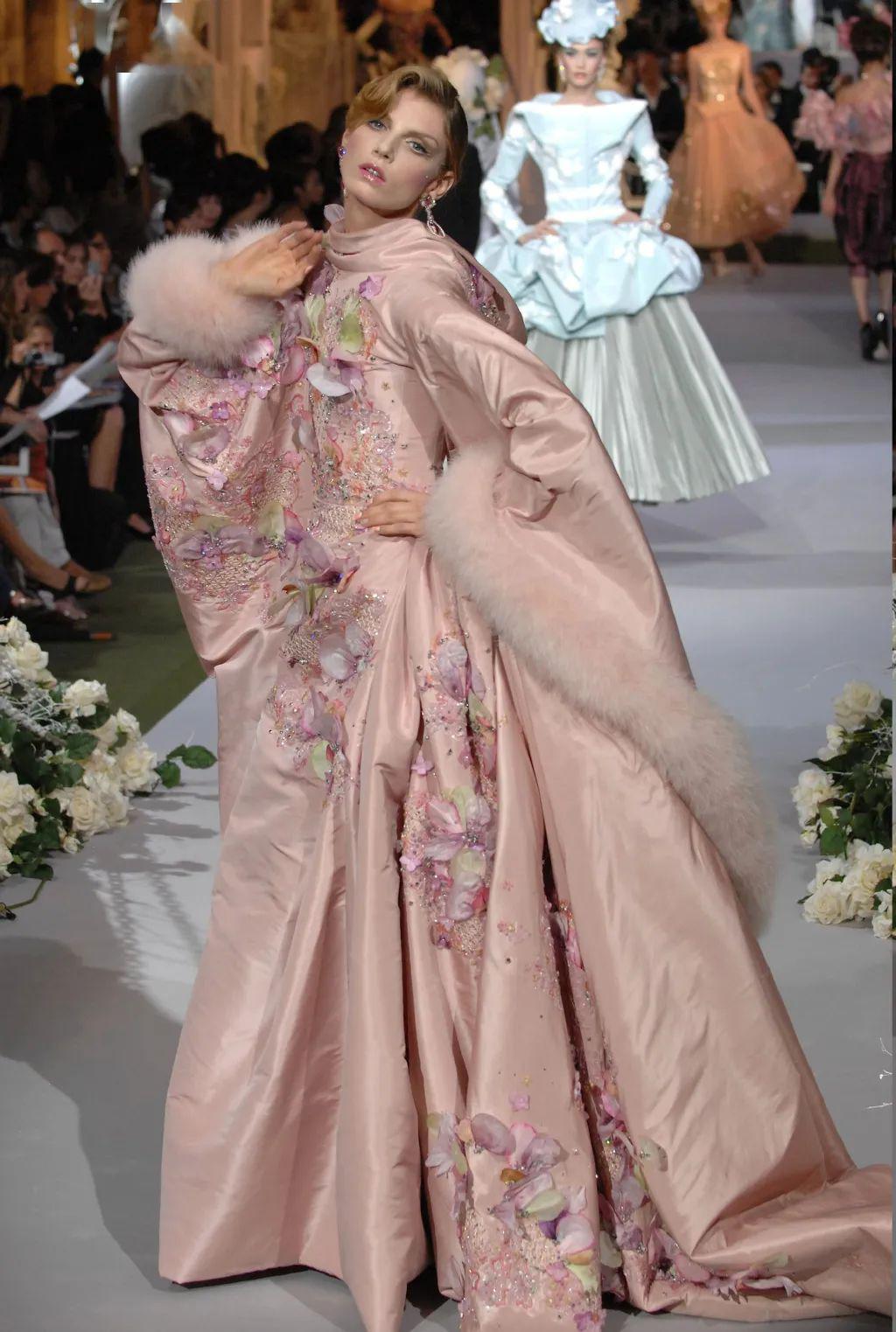 41岁妖孽超模养鸡种田,凭一张动图霸屏15年:原来这只老狐狸,早已修成