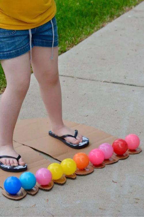 做一个大脚板"踢球"道具,运动运动吧来用快递纸箱和孩子买的糖果球的