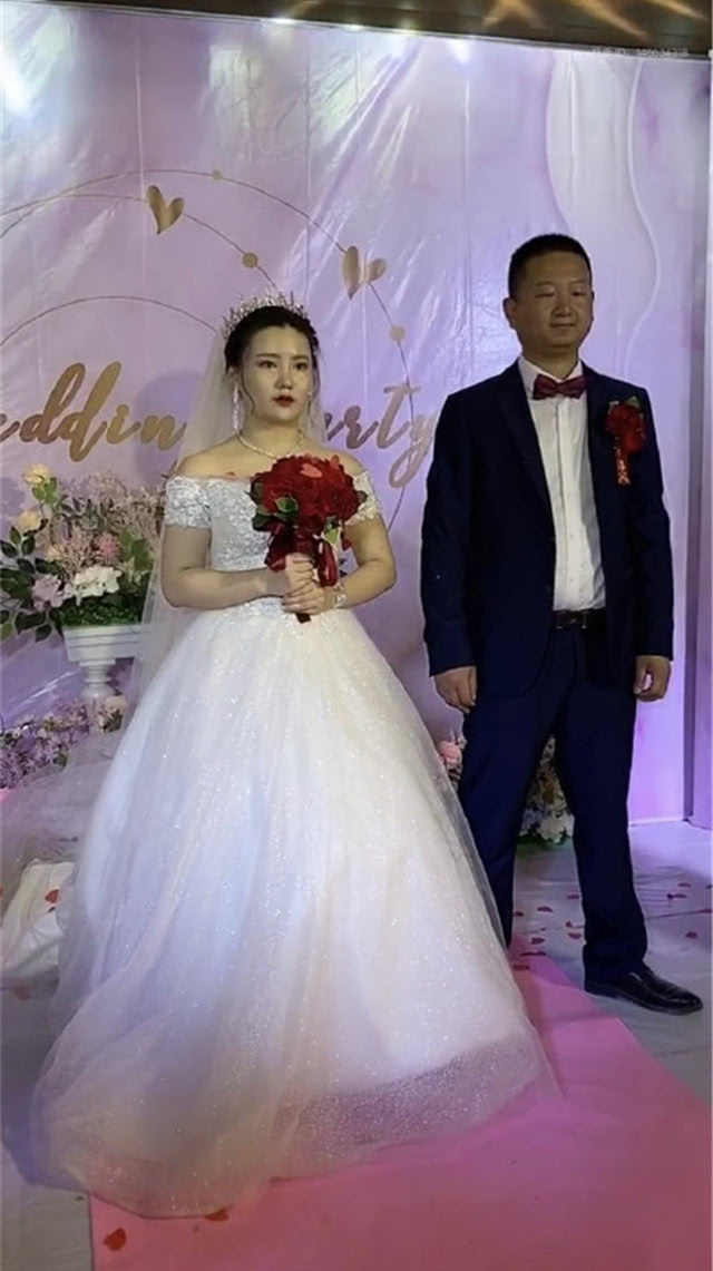 网红giao哥大婚照曝光单膝下跪深情表白新娘超浪漫