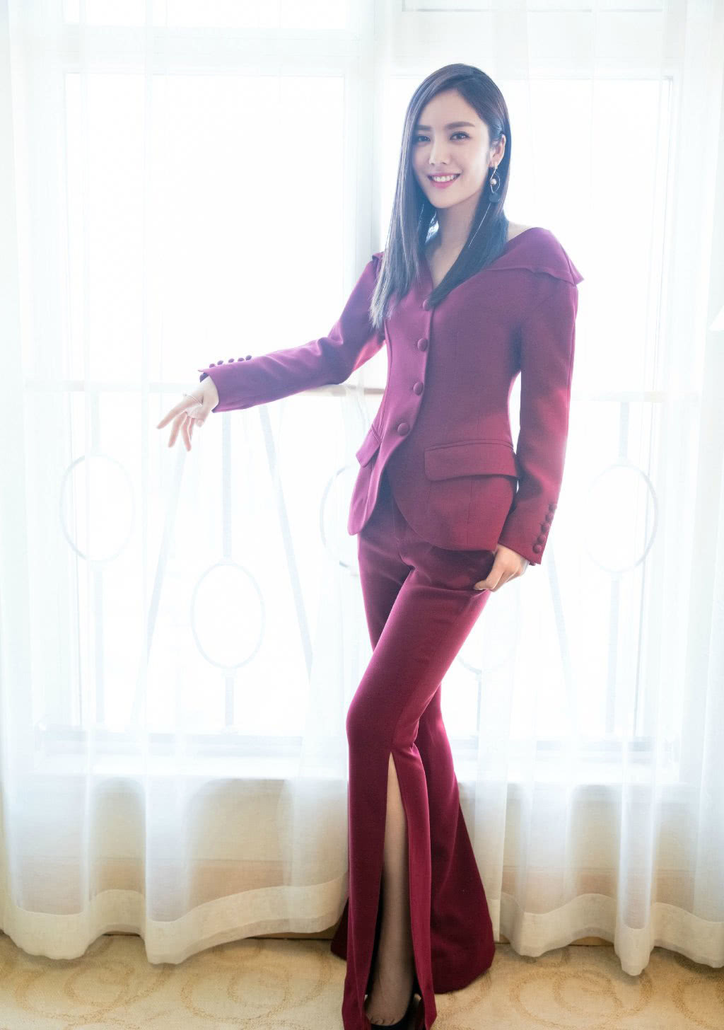 蔡文静显示超模气场整体造型大气时尚表情精湛