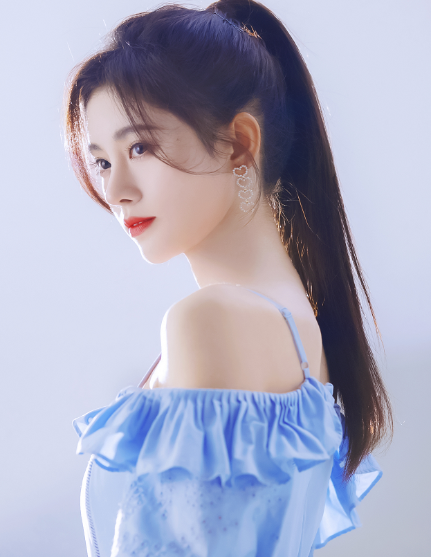 鞠婧祎边拍写真边看书被指做作,看清书名后,黑子脸被打的好疼!