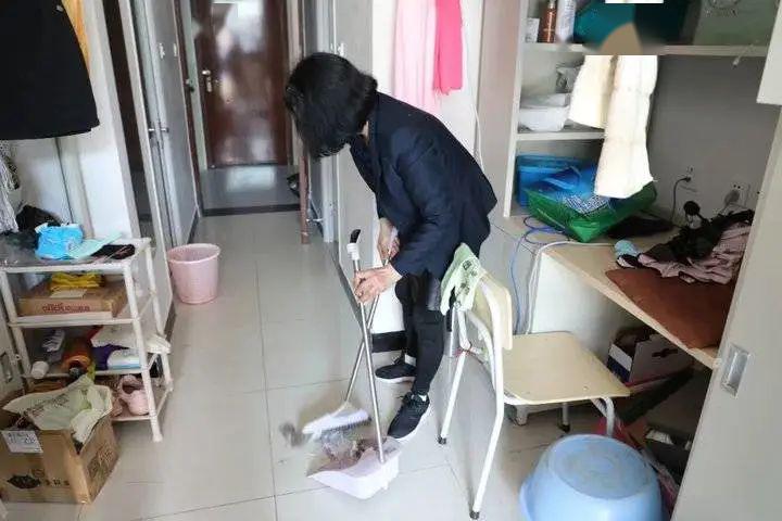 暖心烟台大学宿管员五一起为3万学子晒被子扫卫生