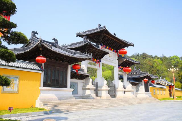 雪窦寺,古称雪窦资圣禅寺,天下禅宗十刹之一.