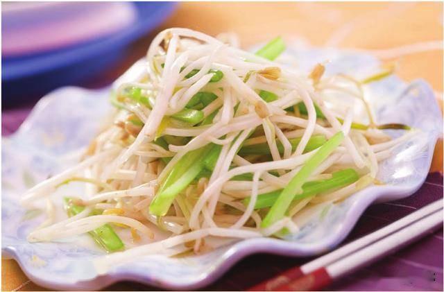 ▽绿豆芽炒芹菜5,然后再把调料汁浇在菜心上面,点缀