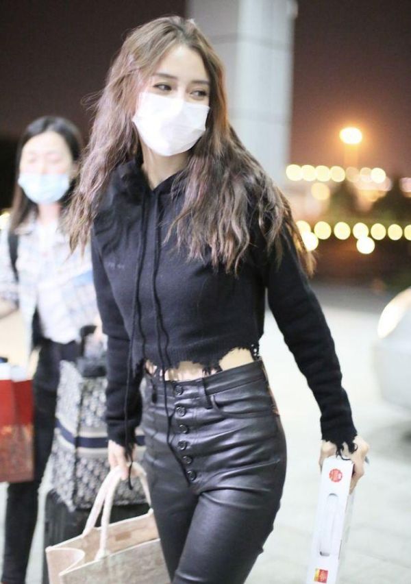 原创杨颖终于换风格了,烫羊毛卷穿皮裤,这腰怕是圈内最细的