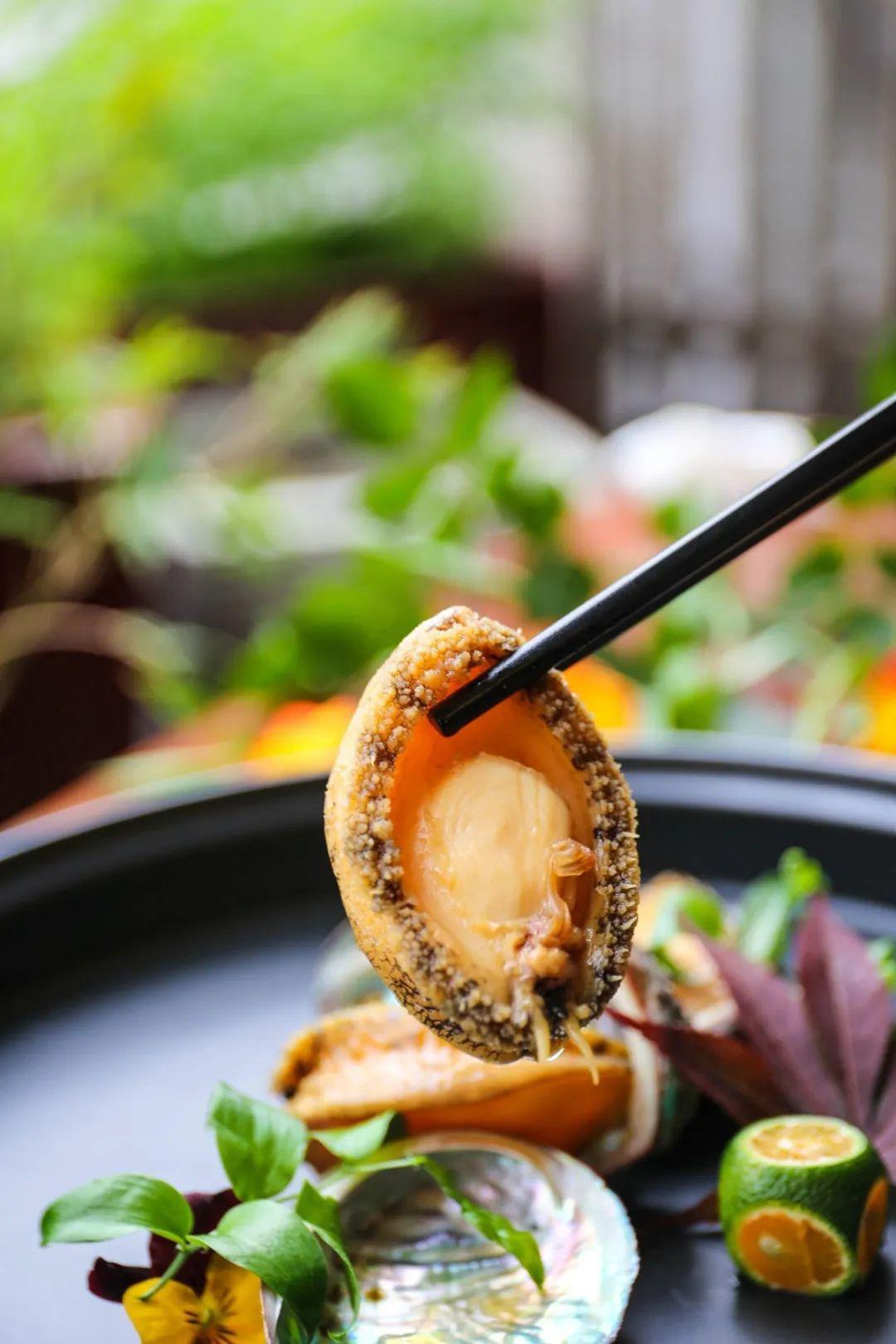 醉月楼结合了日式的味淋风味,精选8头鲍蒸熟后淋上秘制味淋,酱汁,鲍鱼