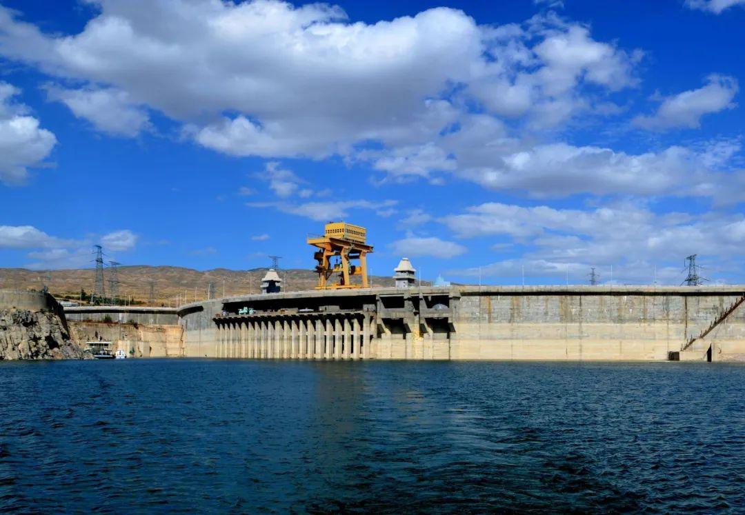 龙羊峡人工水库已成为美丽的旅游景点,大坝锁黄河,高峡出平湖.