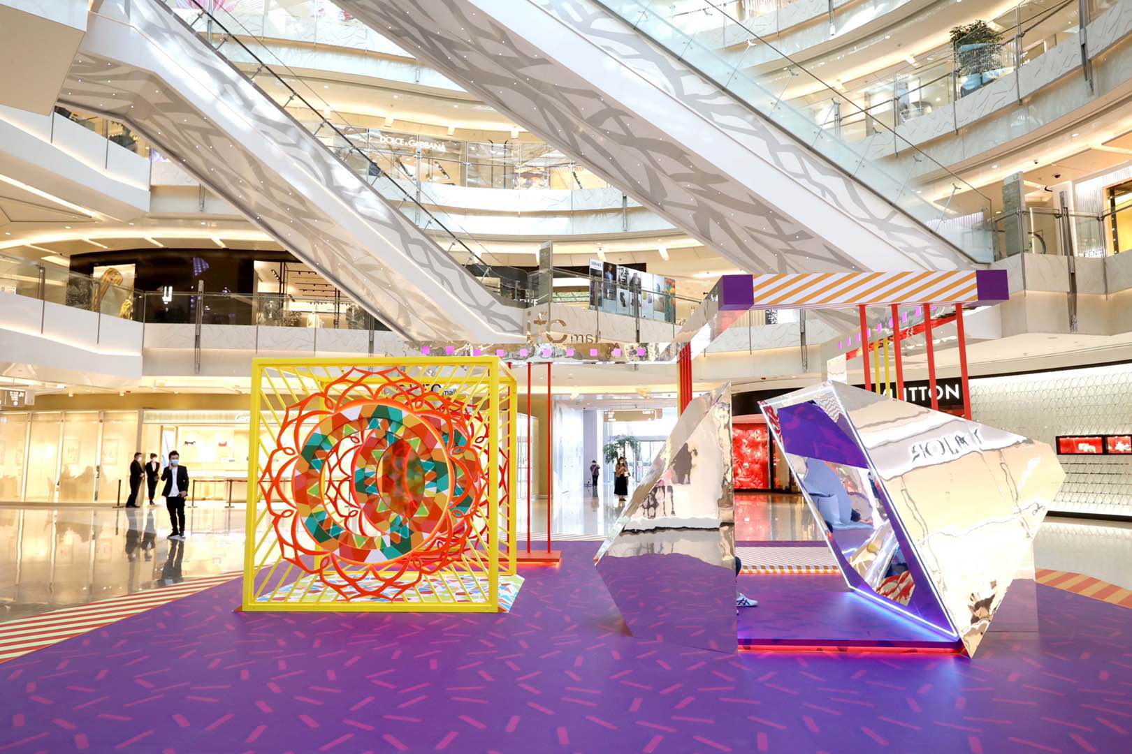 在商场一楼中庭打造大型万花筒空间装置艺术品,增设多个绚丽色彩的