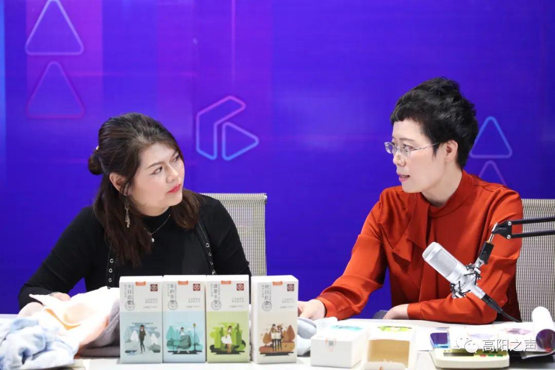 在高阳县瑞春纺织公司纺织大厅,常务副县长蒋东方走进阿里巴巴1688