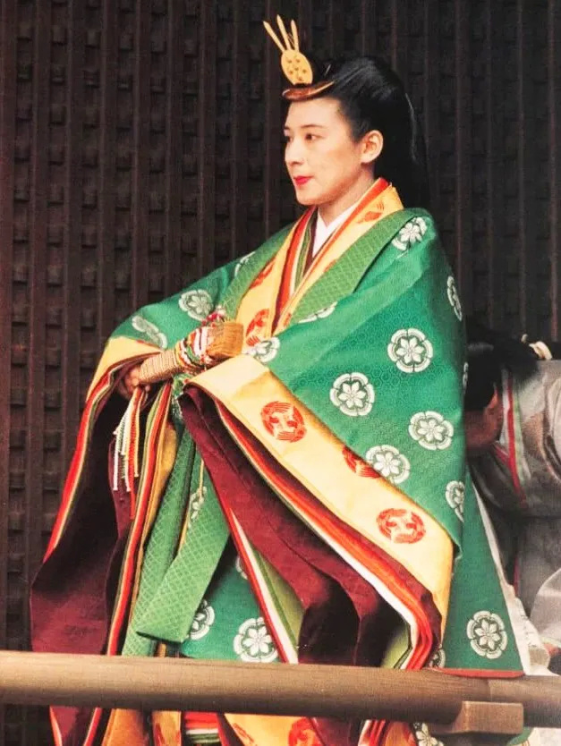 原创日本皇后得过抑郁症曾为爱不当外交官如今戴皇冠穿白裙气质佳