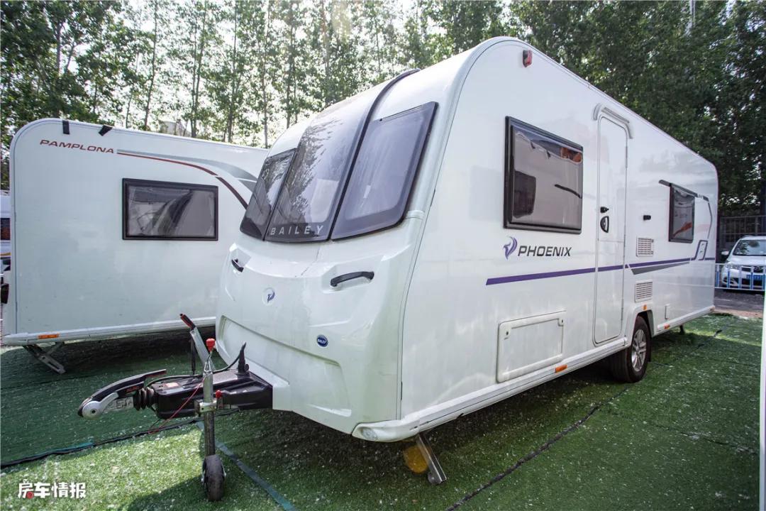 历史悠久的bailey房车拥有5大系列,而凤凰城系列选用紫色线条装饰,最