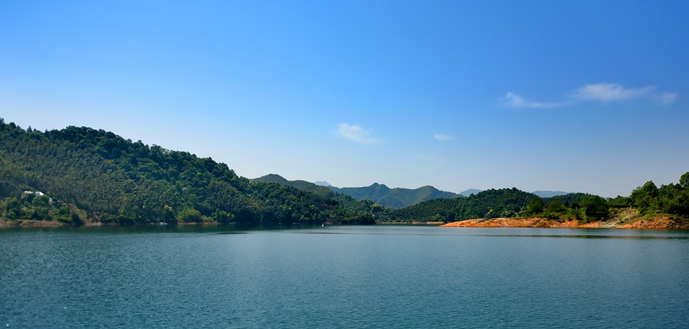 佛子岭水库山清水秀,不仅生态环境优美,而且属于"国家级水利风景区"