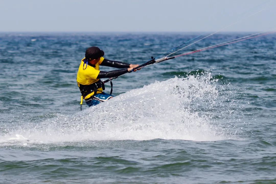 五星金沙滩上的风筝冲浪