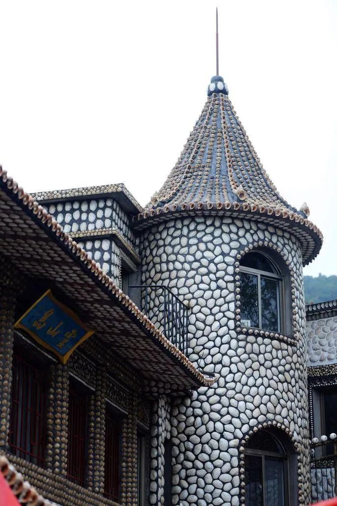 山东大爷33年捡100万贝壳造楼造成世界第一贝壳楼网友是住在贝壳里的