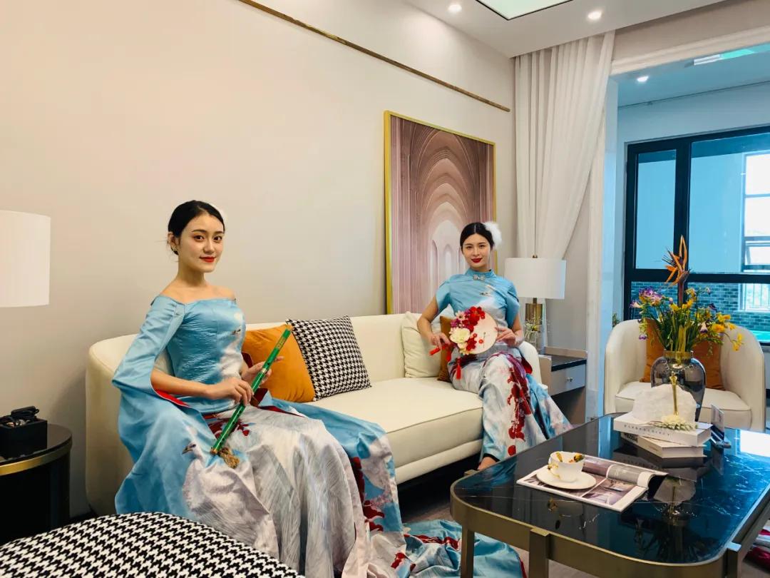 样板间把想象和图纸上关于生活的描绘驻足观赏吸引众多客户优雅的模特