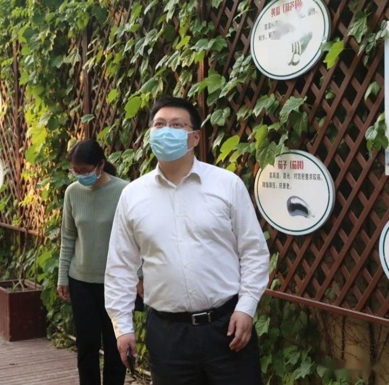 颛桥镇镇长李小山一行莅临北桥中学指导疫情防控工作