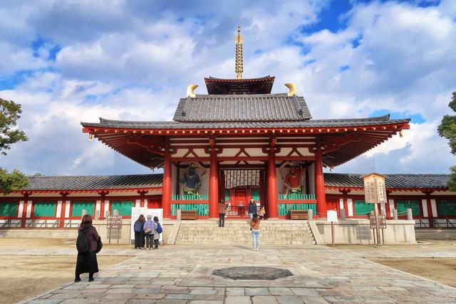 天王寺擁有寬廣的天王寺公園和四天王寺,熱鬧與寧靜互相對比